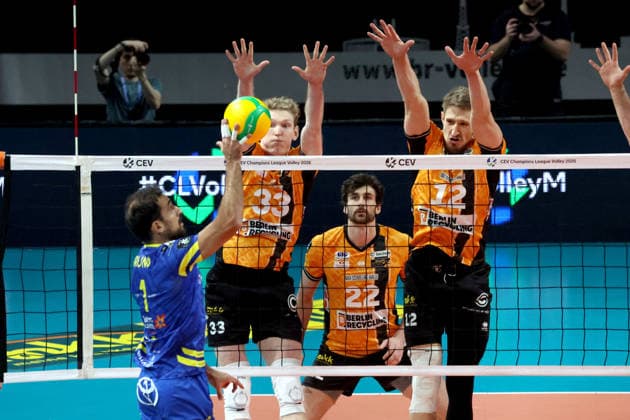 DEU, Championsleague, BR Volleys vs. Las Palmas, 11.12.2025, Max-Schmeling-Halle, Berlin, DEU, Championsleague, BR Volleys vs. Las Palmas, im Bild Fedor Ivanov (BR Volleys 33), Jake Hanes (BR Volleys 22), Florian Krage-Brewitz (BR Volleys 12), Nicolas Bruno(LAS PALMAS 1)