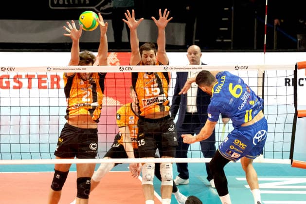 DEU, Championsleague, BR Volleys vs. Las Palmas, 11.12.2025, Max-Schmeling-Halle, Berlin, DEU, Championsleague, BR Volleys vs. Las Palmas, im Bild Matthew Knigge (BR Volleys 2), Moritz Reichert (BR Volleys 15), Fernandez Echevarria(LAS PALMAS 6)
