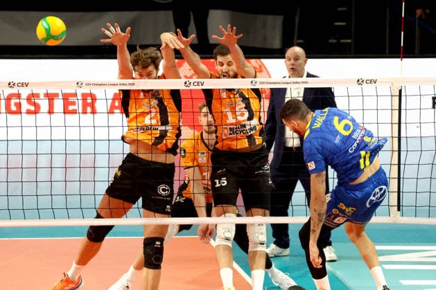 DEU, Championsleague, BR Volleys vs. Las Palmas, 11.12.2025, Max-Schmeling-Halle, Berlin, DEU, Championsleague, BR Volleys vs. Las Palmas, im Bild Matthew Knigge (BR Volleys 2), Moritz Reichert (BR Volleys 15), Fernandez Echevarria(LAS PALMAS 6)