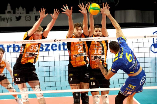 DEU, Championsleague, BR Volleys vs. Las Palmas, 11.12.2025, Max-Schmeling-Halle, Berlin, DEU, Championsleague, BR Volleys vs. Las Palmas, im Bild Fedor Ivanov (BR Volleys 33), Matthew Knigge (BR Volleys 2), Moritz Reichert (BR Volleys 15), Fernandez Echevarria(LAS PALMAS 6)