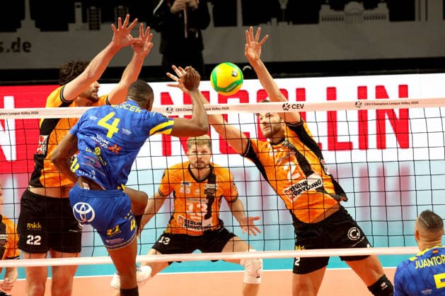 DEU, Championsleague, BR Volleys vs. Las Palmas, 11.12.2025, Max-Schmeling-Halle, Berlin, DEU, Championsleague, BR Volleys vs. Las Palmas, im Bild Jake Hanes (BR Volleys 22), Matthew Knigge (BR Volleys 2), Mendes Spencer (LAS PALMAS 4)
