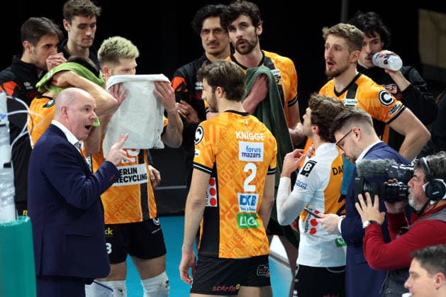 DEU, Championsleague, BR Volleys vs. Las Palmas, 11.12.2025, Max-Schmeling-Halle, Berlin, DEU, Championsleague, BR Volleys vs. Las Palmas, im Bild Trainer Joel Banks (BR Volleys), BR Volleys-Spielerkreis