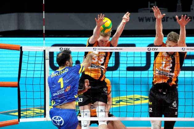 DEU, Championsleague, BR Volleys vs. Las Palmas, 11.12.2025, Max-Schmeling-Halle, Berlin, DEU, Championsleague, BR Volleys vs. Las Palmas, im Bild Fedor Ivanov (BR Volleys 33), Florian Krage-Brewitz (BR Volleys 12), Nicolas Bruno(LAS PALMAS 1)
