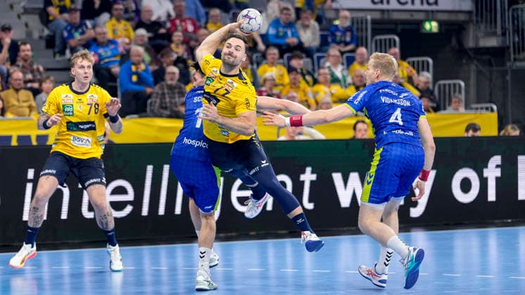 v.li.: Edwin Aspenbäck (RNL, 78), Miro Schluroff (VfL, 15), Dani Baijens (RNL, 77), Ellidi Snaer Vidarsson (VfL, 4), Zweikampf, Spielszene, Duell, duel, tackle, tackling, Dynamik, Action, Aktion, 11.12.2025, Mannheim (Deutschland), Handball, Bundesliga, Rhein-Neckar Löwen - VfL Gummersbach