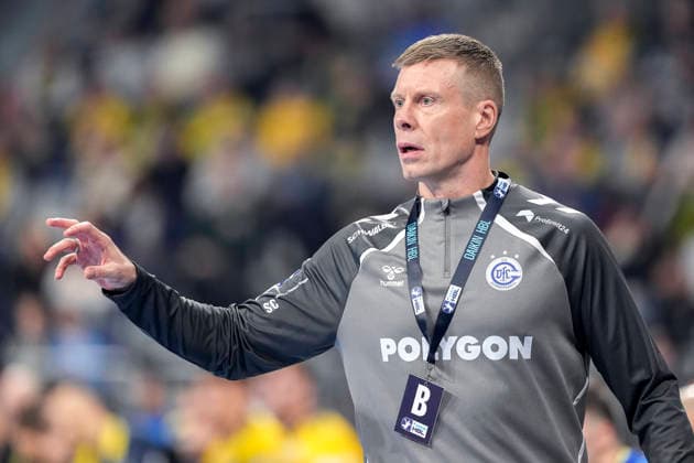 Gudjon Valur Sigurdsson (Trainer, Cheftrainer, VfL Gummersbach), gibt Anweisungen, gestikuliert, mit den Armen gestikulieren, Einzelbild, Einzelfoto, Aktion, Action, 11.12.2025, Mannheim (Deutschland), Handball, Bundesliga, Rhein-Neckar Löwen - VfL Gummersbach