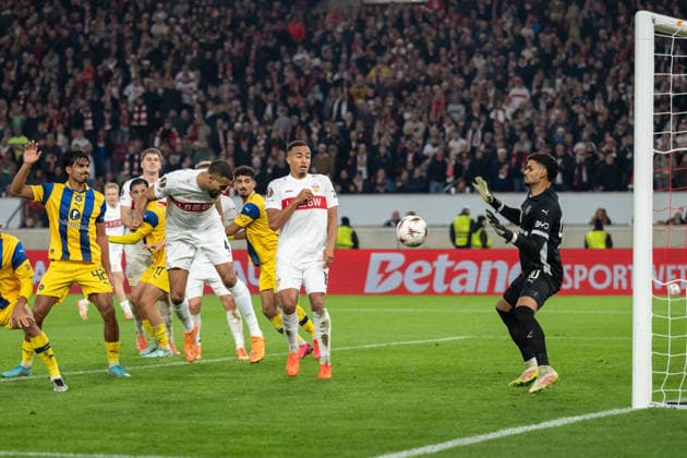 Tor zum 4:1 durch Josha Vagnoman (VfB Stuttgart, 04) Kopfballtor. r. Roi Mishpati (Maccabi Tel Aviv, 90) GER, VfB Stuttgart vs. Maccabi Tel Aviv, Fussball, UEFA Europa League, Herren, 6. Spieltag, Spielzeit 2025 2026, 11.12.2025, GER, VfB Stuttgart vs. Maccabi Tel Aviv, Fussball, UEFA Europa League, Herren, 6. Spieltag, Spielzeit 2025 2026, 11.12.2025 Stuttgart Copyright: xEibner-Pressefoto WolfgangxFrankx EP_WFK