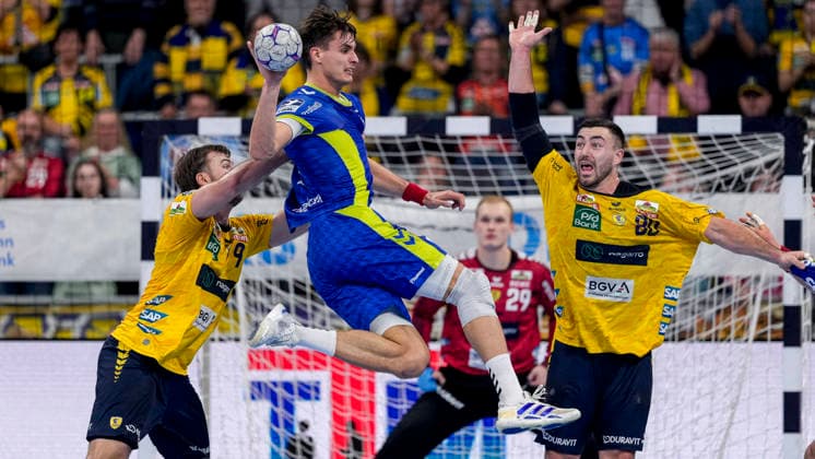 v.li.: Steven Plucnar Jacobsen (RNL, 9), Julian Köster (VfL, 7), Jannik Kohlbacher (RNL, 80), Zweikampf, Spielszene, Duell, duel, tackle, tackling, Dynamik, Action, Aktion, 11.12.2025, Mannheim (Deutschland), Handball, Bundesliga, Rhein-Neckar Löwen - VfL Gummersbach