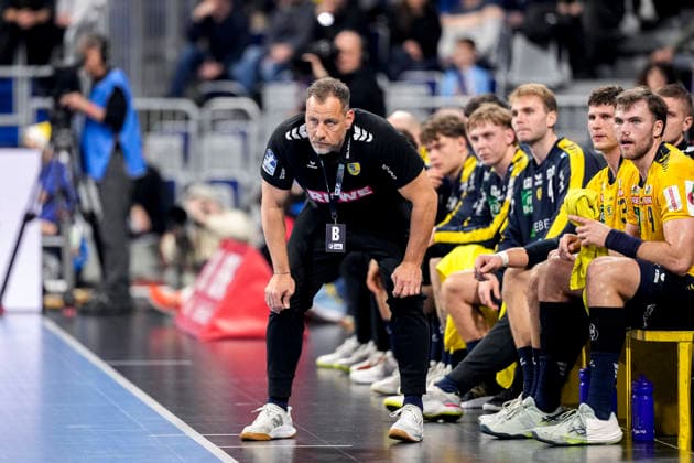 Maik Machulla (Trainer, Cheftrainer, RNL) beobachtet das Spiel, Freisteller, Ganzkörper, Einzelbild, Einzelfoto, Aktion, Action, am Spielfeldrand, an der Seitenauslinie, 11.12.2025, Mannheim (Deutschland), Handball, Bundesliga, Rhein-Neckar Löwen - VfL Gummersbach