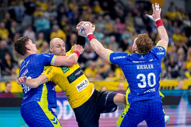 v.li.: Stepan Zeman (VfL, 66), Lukas Sandell (RNL, 11), Tom Kiesler (VfL, 30), Zweikampf, Spielszene, Duell, duel, tackle, tackling, Dynamik, Action, Aktion, 11.12.2025, Mannheim (Deutschland), Handball, Bundesliga, Rhein-Neckar Löwen - VfL Gummersbach