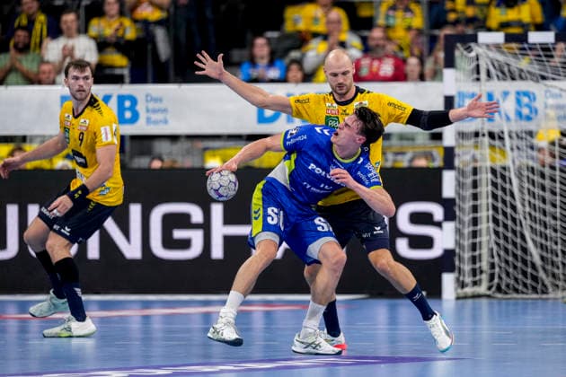 v.li.: Steven Plucnar Jacobsen (RNL, 9), Miro Schluroff (VfL, 15), Lukas Sandell (RNL, 11), Zweikampf, Spielszene, Duell, duel, tackle, tackling, Dynamik, Action, Aktion, 11.12.2025, Mannheim (Deutschland), Handball, Bundesliga, Rhein-Neckar Löwen - VfL Gummersbach