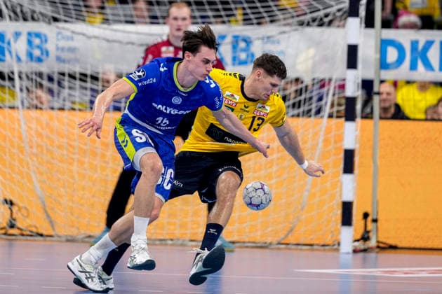 v.li.: Miro Schluroff (VfL, 15), Sebastian Heymann (RNL, 13), Zweikampf, Spielszene, Duell, duel, tackle, tackling, Dynamik, Action, Aktion, 11.12.2025, Mannheim (Deutschland), Handball, Bundesliga, Rhein-Neckar Löwen - VfL Gummersbach