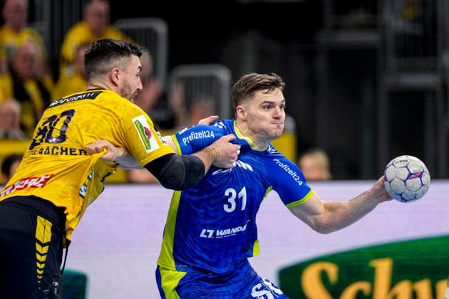 v.li.: Jannik Kohlbacher (RNL, 80), Kay Smits (VfL, 31), Zweikampf, Spielszene, Duell, duel, tackle, tackling, Dynamik, Action, Aktion, 11.12.2025, Mannheim (Deutschland), Handball, Bundesliga, Rhein-Neckar Löwen - VfL Gummersbach