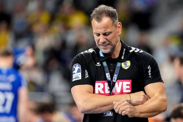 Maik Machulla (Trainer, Cheftrainer, RNL), Einzelbild, Einzelfoto, Aktion, Action, enttäuscht schauend, Enttäuschung, Frustration, disappointed, pessimistisch, 11.12.2025, Mannheim (Deutschland), Handball, Bundesliga, Rhein-Neckar Löwen - VfL Gummersbach