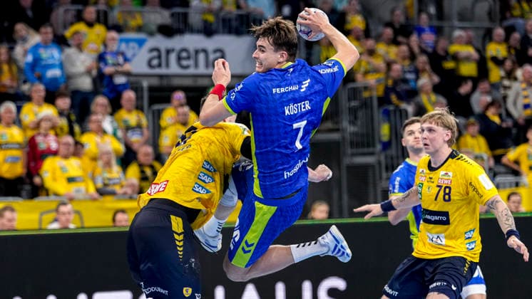 v.li.: Jannik Kohlbacher (RNL, 80), Julian Köster (VfL, 7), Edwin Aspenbäck (RNL, 78), Zweikampf, Spielszene, Duell, duel, tackle, tackling, Dynamik, Action, Aktion, 11.12.2025, Mannheim (Deutschland), Handball, Bundesliga, Rhein-Neckar Löwen - VfL Gummersbach