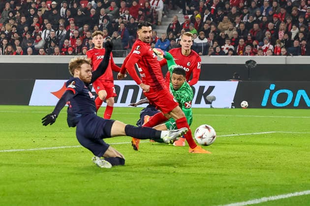 Yorbe Vertessen (RB Salzburg, 11) verpasst knapp den Ball , Deutschland, Fussball, UEFA Europa League, 6. Spieltag, 2025 2026, SC Freiburg vs. RB Salzburg, 11.12.2025, Europa-Park Stadion (Freiburg), Freiburg im Breisgau, Deutschland Freiburg im Breisgau Europa-Park Stadion (Freiburg) Baden-Württemberg Deutschland Copyright: xGrantxHubbsx