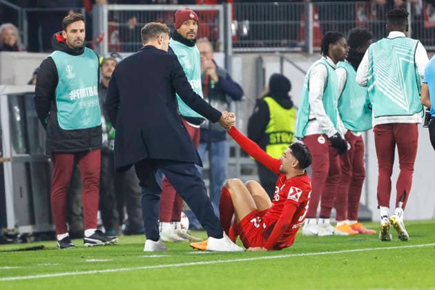 Kai Hesse (RB Salzburg, Co-Trainer) und Vincenzo Grifo (SC Freiburg, 32) , Deutschland, Fussball, UEFA Europa League, 6. Spieltag, 2025 2026, SC Freiburg vs. RB Salzburg, 11.12.2025, Europa-Park Stadion (Freiburg), Freiburg im Breisgau, Deutschland Freiburg im Breisgau Europa-Park Stadion (Freiburg) Baden-Württemberg Deutschland Copyright: xGrantxHubbsx