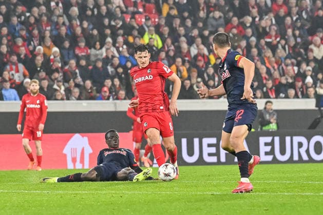Maximilian Eggestein (SC Freiburg, 08) am Ball GER, SC Freiburg - FC Salzburg, Fussball, Europa League, 6. Spieltag, Saison 2025 2026, 11.12.2025 GER, SC Freiburg - FC Salzburg, Fussball, Europa League, 6. Spieltag, Saison 2025 2026, 11.12.2025 Freiburg Copyright: xEibner-Pressefoto ThomasxHessx EP_THS