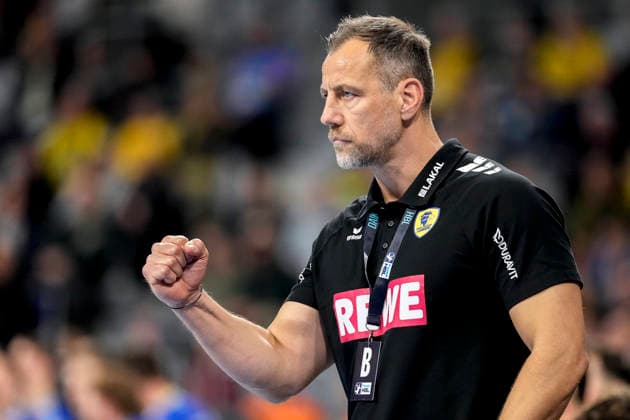 Maik Machulla (Trainer, Cheftrainer, RNL), gibt Anweisungen, gestikuliert, mit den Armen gestikulieren, Einzelbild, Einzelfoto, Aktion, Action, Jubel, jubeln, jubelt, celebration, Freude, freuen, freut sich, zuversichtlich, optimistisch, positiv, Spielszene, 11.12.2025, Mannheim (Deutschland), Handball, Bundesliga, Rhein-Neckar Löwen - VfL Gummersbach