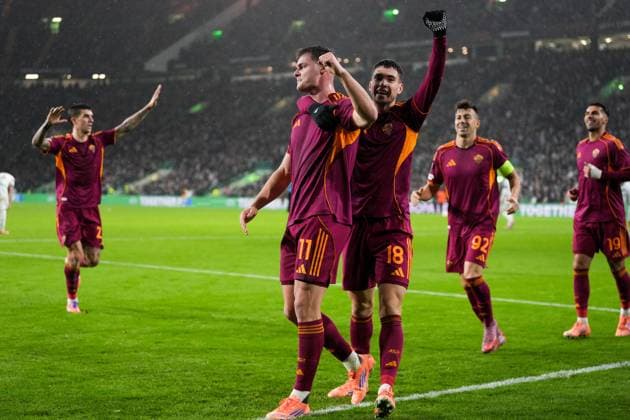 Evan Ferguson of AS Romacelebrates scoring to give Roma a 0-2 lead. Celtic v Roma, UEFA Europa League, Group Stage, Football, Celtic Park, Glasgow, Scotland, UK - 11 Dec 2025Glasgow Celtic Park United Kingdom EDITORIAL USE ONLY No use with unauthorised audio, video, data, fixture lists, club league logos or live services. Online in-match use limited to 120 images, no video emulation. No use in betting, games or single club league player publications. Copyright: xStuartxWallace Shutterstockx 16080577bl