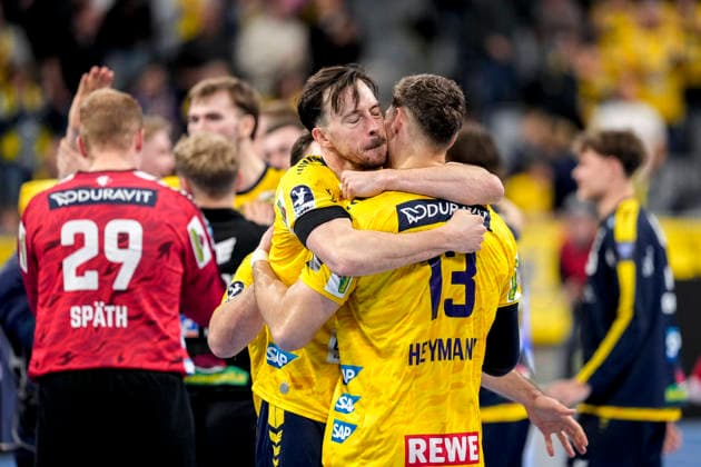 Spieler der Rhein-Neckar-Löwen, vorne umarmt Patrick Groetzki (RNL, 24) seinen Teamkollegen Sebastian Heymann (RNL, 13), Jubel nach dem Schlusspfiff, Freude über den Sieg, Sieger, Gewinner, jubelt, jubeln, fröhlich, positiv, freut sich, freuen, optimistisch, Highlight, Action, Aktion, 11.12.2025, Mannheim (Deutschland), Handball, Bundesliga, Rhein-Neckar Löwen - VfL Gummersbach