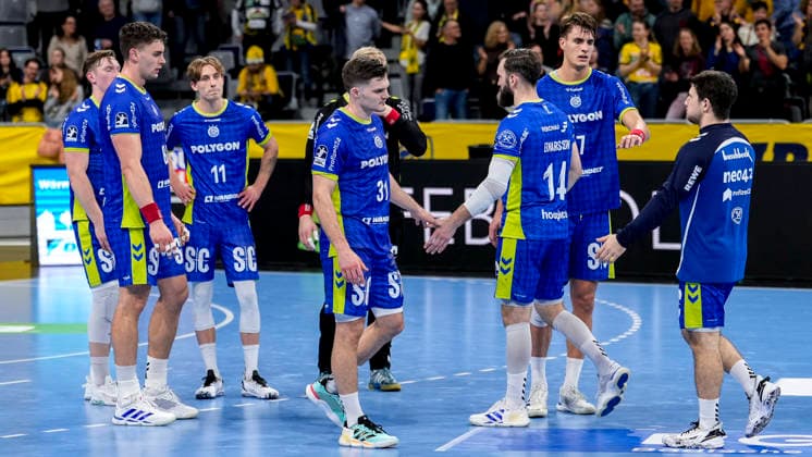 Spieler vom VfL Gummersbach, enttäuscht über die Niederlage, Enttäuschung nach dem Schlusspfiff, Highlight, Verlierer, verloren, Frustration, disappointed, pessimistisch, 11.12.2025, Mannheim (Deutschland), Handball, Bundesliga, Rhein-Neckar Löwen - VfL Gummersbach