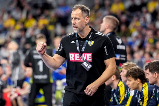Maik Machulla (Trainer, Cheftrainer, RNL), gibt Anweisungen, gestikuliert, mit den Armen gestikulieren, Einzelbild, Einzelfoto, Aktion, Action, 11.12.2025, Mannheim (Deutschland), Handball, Bundesliga, Rhein-Neckar Löwen - VfL Gummersbach