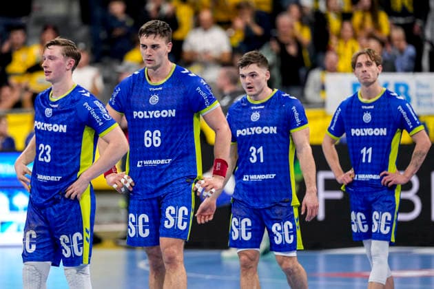 v.li.: Ole Pregler (VfL, 23), Stepan Zeman (VfL, 66), Kay Smits (VfL, 31), Mathis Häseler (VfL, 11), Spieler vom VfL Gummersbach, enttäuscht über die Niederlage, Enttäuschung nach dem Schlusspfiff, Highlight, Verlierer, verloren, Frustration, disappointed, pessimistisch, 11.12.2025, Mannheim (Deutschland), Handball, Bundesliga, Rhein-Neckar Löwen - VfL Gummersbach