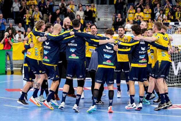 Spieler der Rhein-Neckar-Löwen, Jubel nach dem Schlusspfiff, Freude über den Sieg, Sieger, Gewinner, jubelt, jubeln, fröhlich, positiv, freut sich, freuen, optimistisch, Highlight, Action, Aktion, tanzen im Kreis, Teamkreis, Mannschaftskreis, 11.12.2025, Mannheim (Deutschland), Handball, Bundesliga, Rhein-Neckar Löwen - VfL Gummersbach