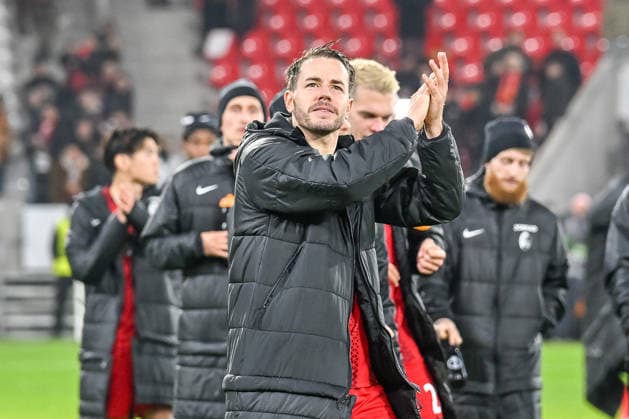 Christian Guenter (SC Freiburg, 30) bedankt sich bei den Fans fuer die Unterstuetzung GER, SC Freiburg - FC Salzburg, Fussball, Europa League, 6. Spieltag, Saison 2025 2026, 11.12.2025 GER, SC Freiburg - FC Salzburg, Fussball, Europa League, 6. Spieltag, Saison 2025 2026, 11.12.2025 Freiburg Copyright: xEibner-Pressefoto ThomasxHessx EP_THS