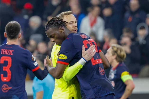 Joane Gadou (RB Salzburg, 23) und Alexander Schlager (RB Salzburg, 01) nach dem Spiel , Deutschland, Fussball, UEFA Europa League, 6. Spieltag, 2025 2026, SC Freiburg vs. RB Salzburg, 11.12.2025, Europa-Park Stadion (Freiburg), Freiburg im Breisgau, Deutschland Freiburg im Breisgau Europa-Park Stadion (Freiburg) Baden-Württemberg Deutschland Copyright: xGrantxHubbsx