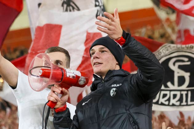 Philipp Lienhart (SC Freiburg, 03) nach dem Spiel bei den Fans , Deutschland, Fussball, UEFA Europa League, 6. Spieltag, 2025 2026, SC Freiburg vs. RB Salzburg, 11.12.2025, Europa-Park Stadion (Freiburg), Freiburg im Breisgau, Deutschland Freiburg im Breisgau Europa-Park Stadion (Freiburg) Baden-Württemberg Deutschland Copyright: xGrantxHubbsx