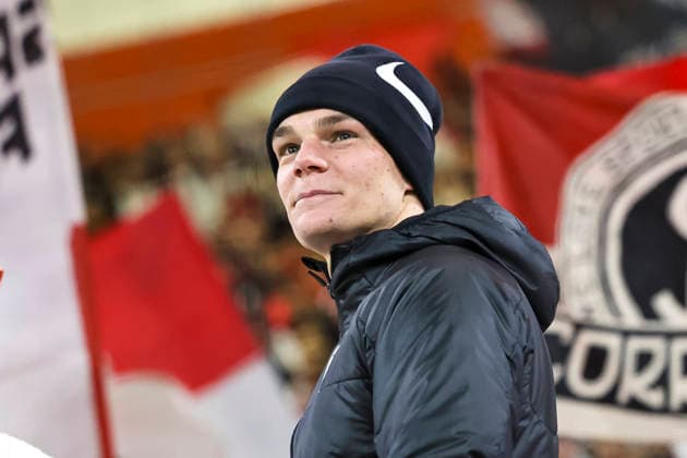 Philipp Lienhart (SC Freiburg, 03) nach dem Spiel bei den Fans , Deutschland, Fussball, UEFA Europa League, 6. Spieltag, 2025 2026, SC Freiburg vs. RB Salzburg, 11.12.2025, Europa-Park Stadion (Freiburg), Freiburg im Breisgau, Deutschland Freiburg im Breisgau Europa-Park Stadion (Freiburg) Baden-Württemberg Deutschland Copyright: xGrantxHubbsx