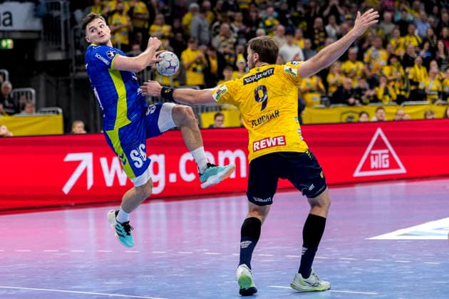 v.li.: Kay Smits (VfL, 31), Steven Plucnar Jacobsen (RNL, 9), Zweikampf, Spielszene, Duell, duel, tackle, tackling, Dynamik, Action, Aktion, 11.12.2025, Mannheim (Deutschland), Handball, Bundesliga, Rhein-Neckar Löwen - VfL Gummersbach