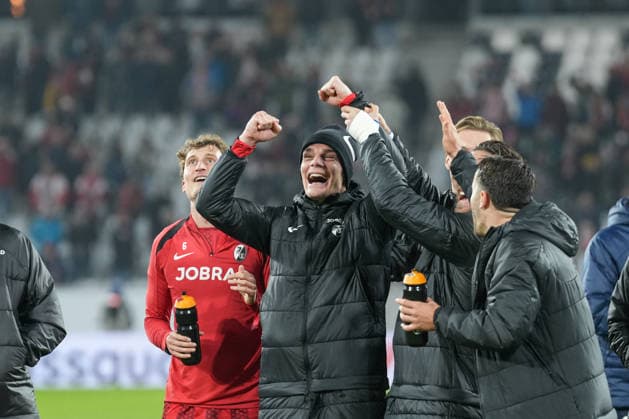 Philipp Lienhart (SC Freiburg, 03) sieht auf der Videowall, Leinwand, dass er den Treffer erzielt hat, Torjubel, Emotionen, Torschuss, Abschluss, Torerfolg, Tor, Treffer , Deutschland, Fussball, UEFA Europa League, 6.Spieltag, Ligaphase, 2025 2026, SC Freiburg vs. FC Salzburg, 12.12.2025, Europa-Park Stadion, Freiburg, Deutschland Freiburg Europa-Park Stadion Baden-Württemberg Deutschland Copyright: xArnexAmbergx
