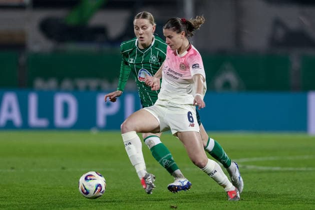 v.li.: Lina Hausicke (SV Werder Bremen, 18) und Katharina Piljic (Bayer 04 Leverkusen, 6) im Zweikampf, Duell, Dynamik, Aktion, Action, Spielszene, DIE DFB-RICHTLINIEN UNTERSAGEN JEGLICHE NUTZUNG VON FOTOS ALS SEQUENZBILDER UND ODER VIDEOÄHNLICHE FOTOSTRECKEN. DFB REGULATIONS PROHIBIT ANY USE OF PHOTOGRAPHS AS IMAGE SEQUENCES AND OR QUASI-VIDEO., 12.12.2025, Bremen (Deutschland), Fussball, Google Pixel Frauen-Bundesliga, SV Werder Bremen - Bayer 04 Leverkusen
