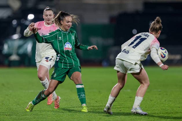 v.li.: Vanessa Fudalla (Bayer 04 Leverkusen, 21), Maja Sternad (SV Werder Bremen, 11) und Kristin Kögel (Bayer 04 Leverkusen, 11) im Zweikampf, Duell, Dynamik, Aktion, Action, Spielszene, DIE DFB-RICHTLINIEN UNTERSAGEN JEGLICHE NUTZUNG VON FOTOS ALS SEQUENZBILDER UND ODER VIDEOÄHNLICHE FOTOSTRECKEN. DFB REGULATIONS PROHIBIT ANY USE OF PHOTOGRAPHS AS IMAGE SEQUENCES AND OR QUASI-VIDEO., 12.12.2025, Bremen (Deutschland), Fussball, Google Pixel Frauen-Bundesliga, SV Werder Bremen - Bayer 04 Leverkusen