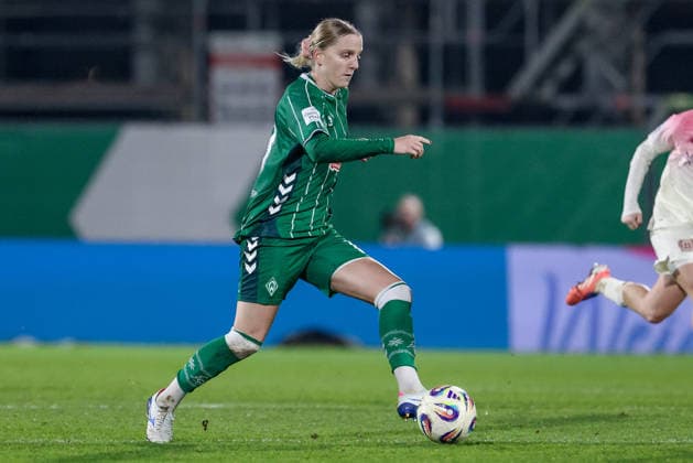 Lina Hausicke (SV Werder Bremen, 18) am Ball, Einzelbild, Ganzkörper, Aktion, Action, Spielszene, DIE DFB-RICHTLINIEN UNTERSAGEN JEGLICHE NUTZUNG VON FOTOS ALS SEQUENZBILDER UND ODER VIDEOÄHNLICHE FOTOSTRECKEN. DFB REGULATIONS PROHIBIT ANY USE OF PHOTOGRAPHS AS IMAGE SEQUENCES AND OR QUASI-VIDEO., 12.12.2025, Bremen (Deutschland), Fussball, Google Pixel Frauen-Bundesliga, SV Werder Bremen - Bayer 04 Leverkusen