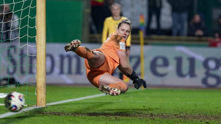 Friederike Repohl (Torhüterin, Bayer 04 Leverkusen, 27) kann den Ball beim Elfmeter nicht halten,Strafstoß, Spielszene, Action, Aktion, das Tor zum 1:0, Treffer, Highlight, Torerfolg, DIE DFB-RICHTLINIEN UNTERSAGEN JEGLICHE NUTZUNG VON FOTOS ALS SEQUENZBILDER UND ODER VIDEOÄHNLICHE FOTOSTRECKEN. DFB REGULATIONS PROHIBIT ANY USE OF PHOTOGRAPHS AS IMAGE SEQUENCES AND OR QUASI-VIDEO., 12.12.2025, Bremen (Deutschland), Fussball, Google Pixel Frauen-Bundesliga, SV Werder Bremen - Bayer 04 Leverkusen