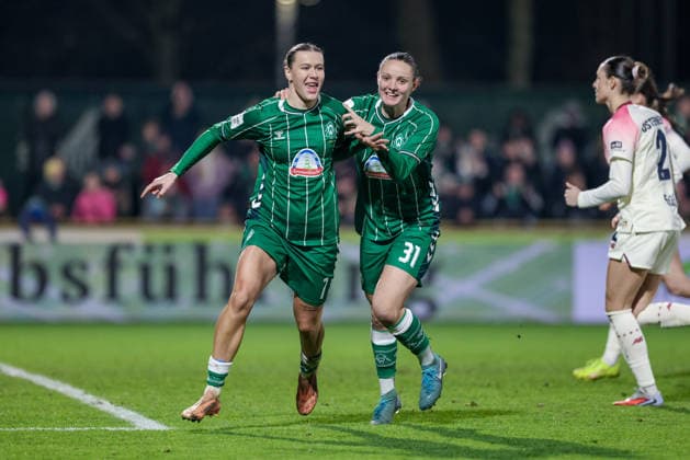 v.li.: Torschützin Larissa Mühlhaus (SV Werder Bremen, 7) und Verena Wieder (SV Werder Bremen, 31) mit Torjubel, Jubel, jubeln, jubelt, optimistisch, Spielszene, Highlight, Freude über das Tor zum 1:0, DIE DFB-RICHTLINIEN UNTERSAGEN JEGLICHE NUTZUNG VON FOTOS ALS SEQUENZBILDER UND ODER VIDEOÄHNLICHE FOTOSTRECKEN. DFB REGULATIONS PROHIBIT ANY USE OF PHOTOGRAPHS AS IMAGE SEQUENCES AND OR QUASI-VIDEO., 12.12.2025, Bremen (Deutschland), Fussball, Google Pixel Frauen-Bundesliga, SV Werder Bremen - Bayer 04 Leverkusen