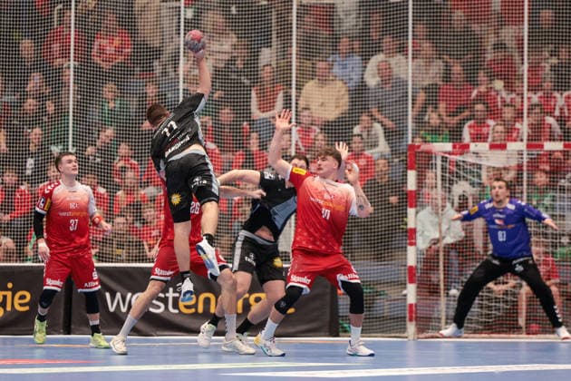 12.12.2025, Handball, Saison 2025 2026, 2. Handball Bundesliga, 15. Spieltag, TuSEM Essen - TuS N-Lübbecke, v. l. Max Neuhaus (TuSEM Essen), Kasper Haugen Furu (TuS N-LÜbbecke), Finn Wolfram (TuSEM Essen), Torwart Dominik Plaue (TuSEM Essen), Essen Am Hallo NRW Deutschland xRHR-FOTO DEx Copyright: DennisxEwert RHR-FOTOx RHR-FOTO DE