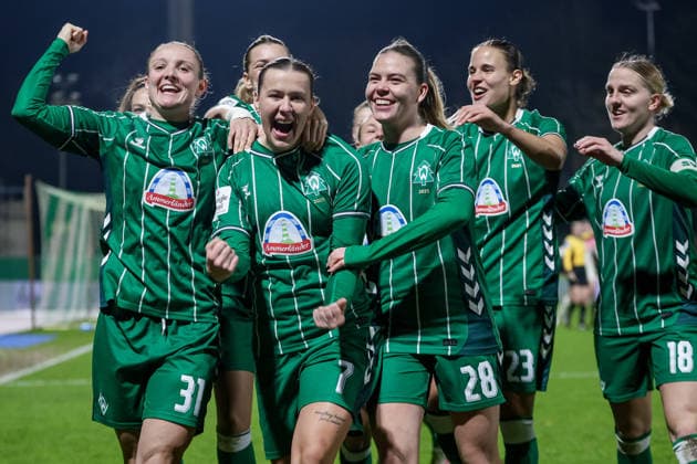 Spielerinnen des SV Werder Bremen mit Torjubel, Jubel, jubeln, jubelt, optimistisch, Spielszene, Highlight, Freude über das Tor zum 1:0, DIE DFB-RICHTLINIEN UNTERSAGEN JEGLICHE NUTZUNG VON FOTOS ALS SEQUENZBILDER UND ODER VIDEOÄHNLICHE FOTOSTRECKEN. DFB REGULATIONS PROHIBIT ANY USE OF PHOTOGRAPHS AS IMAGE SEQUENCES AND OR QUASI-VIDEO., 12.12.2025, Bremen (Deutschland), Fussball, Google Pixel Frauen-Bundesliga, SV Werder Bremen - Bayer 04 Leverkusen