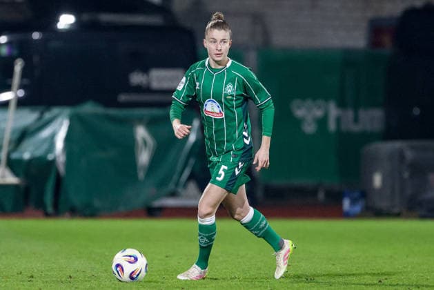 Michelle Ulbrich (SV Werder Bremen, 5) am Ball, Freisteller, Einzelbild, Ganzkörper, Aktion, Action, Spielszene, DIE DFB-RICHTLINIEN UNTERSAGEN JEGLICHE NUTZUNG VON FOTOS ALS SEQUENZBILDER UND ODER VIDEOÄHNLICHE FOTOSTRECKEN. DFB REGULATIONS PROHIBIT ANY USE OF PHOTOGRAPHS AS IMAGE SEQUENCES AND OR QUASI-VIDEO., 12.12.2025, Bremen (Deutschland), Fussball, Google Pixel Frauen-Bundesliga, SV Werder Bremen - Bayer 04 Leverkusen