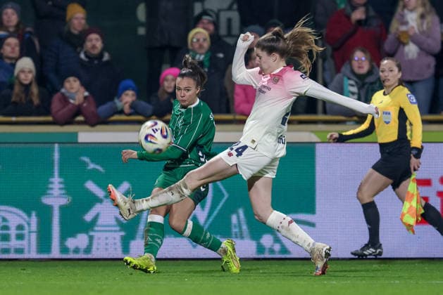 v.li.: Maja Sternad (SV Werder Bremen, 11) und Lilla Turanyi (Bayer 04 Leverkusen, 24) im Zweikampf, Duell, Dynamik, Aktion, Action, Spielszene, DIE DFB-RICHTLINIEN UNTERSAGEN JEGLICHE NUTZUNG VON FOTOS ALS SEQUENZBILDER UND ODER VIDEOÄHNLICHE FOTOSTRECKEN. DFB REGULATIONS PROHIBIT ANY USE OF PHOTOGRAPHS AS IMAGE SEQUENCES AND OR QUASI-VIDEO., 12.12.2025, Bremen (Deutschland), Fussball, Google Pixel Frauen-Bundesliga, SV Werder Bremen - Bayer 04 Leverkusen