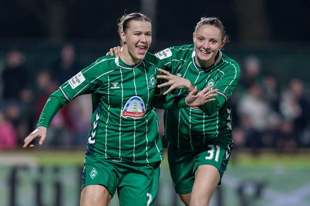 v.li.: Torschützin Larissa Mühlhaus (SV Werder Bremen, 7) und Verena Wieder (SV Werder Bremen, 31) mit Torjubel, Jubel, jubeln, jubelt, optimistisch, Spielszene, Highlight, Freude über das Tor zum 1:0, DIE DFB-RICHTLINIEN UNTERSAGEN JEGLICHE NUTZUNG VON FOTOS ALS SEQUENZBILDER UND ODER VIDEOÄHNLICHE FOTOSTRECKEN. DFB REGULATIONS PROHIBIT ANY USE OF PHOTOGRAPHS AS IMAGE SEQUENCES AND OR QUASI-VIDEO., 12.12.2025, Bremen (Deutschland), Fussball, Google Pixel Frauen-Bundesliga, SV Werder Bremen - Bayer 04 Leverkusen