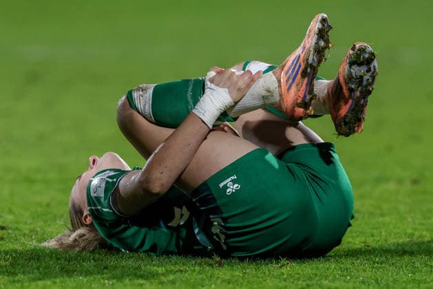Medina Desic (SV Werder Bremen, 9) liegt verletzt am Boden, Verletzung, Schmerzen, schmerzverzerrtes Gesicht, DIE DFB-RICHTLINIEN UNTERSAGEN JEGLICHE NUTZUNG VON FOTOS ALS SEQUENZBILDER UND ODER VIDEOÄHNLICHE FOTOSTRECKEN. DFB REGULATIONS PROHIBIT ANY USE OF PHOTOGRAPHS AS IMAGE SEQUENCES AND OR QUASI-VIDEO., 12.12.2025, Bremen (Deutschland), Fussball, Google Pixel Frauen-Bundesliga, SV Werder Bremen - Bayer 04 Leverkusen