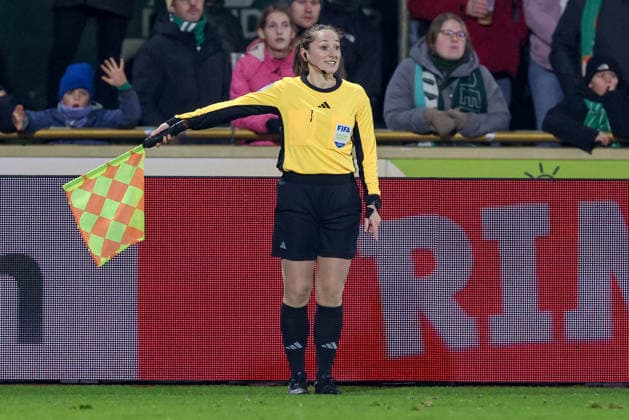Schiedsrichter-Assistentin Melissa Joos zeigt einen Eckstoß an, gibt ein Fahnenzeichen, gibt Anweisungen, gestikuliert, mit den Armen gestikulieren, DIE DFB-RICHTLINIEN UNTERSAGEN JEGLICHE NUTZUNG VON FOTOS ALS SEQUENZBILDER UND ODER VIDEOÄHNLICHE FOTOSTRECKEN. DFB REGULATIONS PROHIBIT ANY USE OF PHOTOGRAPHS AS IMAGE SEQUENCES AND OR QUASI-VIDEO., 12.12.2025, Bremen (Deutschland), Fussball, Google Pixel Frauen-Bundesliga, SV Werder Bremen - Bayer 04 Leverkusen