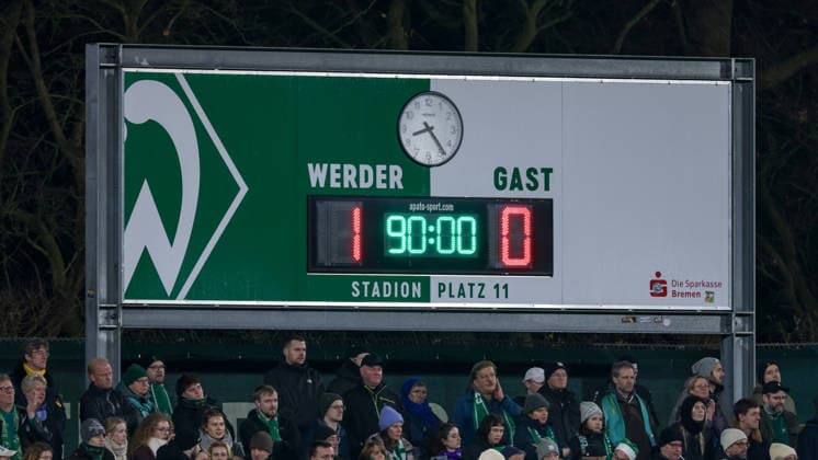 Die Anzeigetafel zeigt den Spielstand von 1:0 an, Ergebnis, Zwischenergebnis, Endergebnis, Endstand, Tore, Videowall, Videowand, Anzeige, DIE DFB-RICHTLINIEN UNTERSAGEN JEGLICHE NUTZUNG VON FOTOS ALS SEQUENZBILDER UND ODER VIDEOÄHNLICHE FOTOSTRECKEN. DFB REGULATIONS PROHIBIT ANY USE OF PHOTOGRAPHS AS IMAGE SEQUENCES AND OR QUASI-VIDEO., 12.12.2025, Bremen (Deutschland), Fussball, Google Pixel Frauen-Bundesliga, SV Werder Bremen - Bayer 04 Leverkusen
