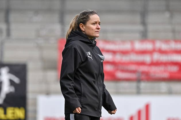 Jessica Wissmann (SGS Essen, Trainerin) mit Emotion. GER, SC Freiburg - SGS Essen, Frauen-Fussball, Google Pixel Frauen-Bundesliga, 13. Spieltag, Saison 2025 2026, 13.12.2025 DFB REGULATIONS PROHIBIT ANY USE OF PHOTOGRAPHS AS IMAGE SEQUENCES AND OR QUASI-VIDEO GER, SC Freiburg - SGS Essen, Frauen-Fussball, Google Pixel Frauen-Bundesliga, 13. Spieltag, Saison 2025 2026, 13.12.2025 Freiburg Copyright: xEibner-Pressefoto ThomasxHessx EP_THS