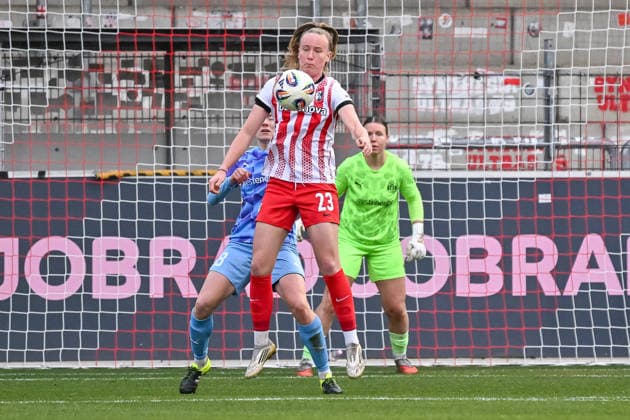 Luca Birkholz (SC Freiburg Frauen, 23) bei der Ballannahme vor Lena Ostermeier (SGS Essen, 18) GER, SC Freiburg - SGS Essen, Frauen-Fussball, Google Pixel Frauen-Bundesliga, 13. Spieltag, Saison 2025 2026, 13.12.2025 DFB REGULATIONS PROHIBIT ANY USE OF PHOTOGRAPHS AS IMAGE SEQUENCES AND OR QUASI-VIDEO GER, SC Freiburg - SGS Essen, Frauen-Fussball, Google Pixel Frauen-Bundesliga, 13. Spieltag, Saison 2025 2026, 13.12.2025 Freiburg Copyright: xEibner-Pressefoto ThomasxHessx EP_THS