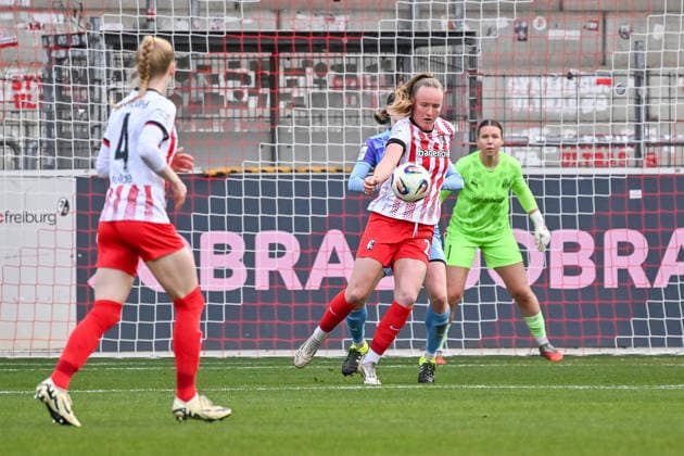 Luca Birkholz (SC Freiburg Frauen, 23) bei der Ballannahme vor Lena Ostermeier (SGS Essen, 18) GER, SC Freiburg - SGS Essen, Frauen-Fussball, Google Pixel Frauen-Bundesliga, 13. Spieltag, Saison 2025 2026, 13.12.2025 DFB REGULATIONS PROHIBIT ANY USE OF PHOTOGRAPHS AS IMAGE SEQUENCES AND OR QUASI-VIDEO GER, SC Freiburg - SGS Essen, Frauen-Fussball, Google Pixel Frauen-Bundesliga, 13. Spieltag, Saison 2025 2026, 13.12.2025 Freiburg Copyright: xEibner-Pressefoto ThomasxHessx EP_THS